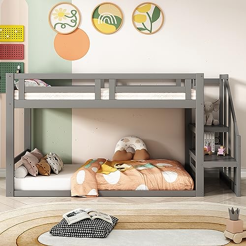 MYBOO Etagenbett Kinderbett mit Treppe 90x200 für Kinder, Niedriges Kinderbett mit Rausfallschutz, Massivholz Spielbett, Hochbett mit Lattenrost, Ohne Matratze, Typ1 Grau von MYBOO