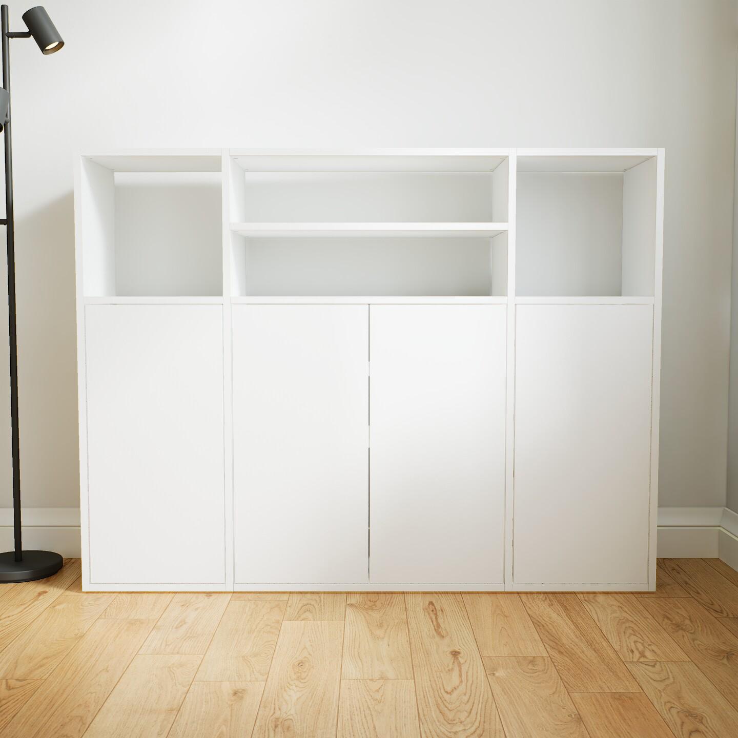 Bücherregal Weiß - Modernes Regal für Bücher: Türen in Weiß - 154 x 118 x 34 cm, Individuell konfigurierbar von MYCS