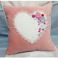 Dekoratives Rosa Kissen Mit Herz, Samt, Für Verliebte, Ein Geschenk, Liebe, Kissenbezug Spitze Und Knöpfen, Lieferung Aus Europa von MYComfortable