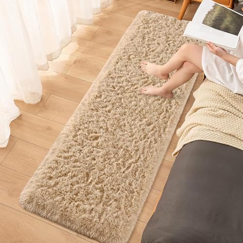 MYUANH Bettvorleger Schlafzimmer rutschfest 50 x 140 cm Moderner Und Weicher Teppich Langflor Teppiche Flauschige Oberfläche, Pflegeleicht Und Robust, Super Soft, Kamel von MYUANH