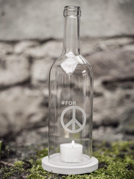 MaBe WINDLICHT #FOR PEACE mit grauem Untersetzer MaBe WINDLICHT #FOR PEACE mit grauem Untersetzer von MaBe