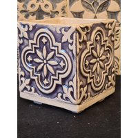 Keramik Blumentopf Eckig Mit Füßen in Grau Keramik Blumentopf Eckig Mit Füßen in Grau von MaJaHomeDecor