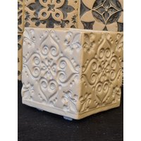Keramik Blumentopf Eckig Mit Füßen in Weiß Keramik Blumentopf Eckig Mit Füßen in Weiß von MaJaHomeDecor