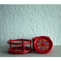 11 Rote Vintage Glasuntersetzer Aus Kunststoff Mit Halter Den 70Er Jahren 11 Rote Vintage Glasuntersetzer Aus Kunststoff Mit Halter Den 70Er Jahren von MaKoVintageShop