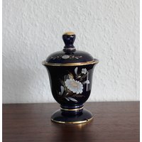 Große Vintage Deckeldose Bonbonniere Kobaltblau Mit Weißen Blüten Und Golddekor Große Vintage Deckeldose Bonbonniere Kobaltblau Mit Weißen Blüten Und Golddekor von MaKoVintageShop