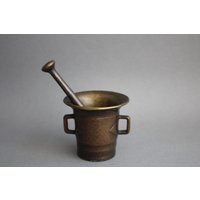 Kleiner Antiker Sehr Schwerer Apothekenmörser Mit Pistill Aus Bronze/Messing Kleiner Antiker Sehr Schwerer Apothekenmörser Mit Pistill Aus Bronze/Messing von MaKoVintageShop