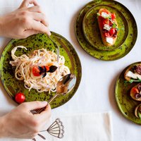 Handgefertigtes Keramik-Geschirr-Set - Rustikale Grün Gesprenkelte Teller Boho-Handarbeit Geschirr Aus Rotem Ton Einzigartiges Hochzeitsgeschenk Handgefertigtes Keramik-Geschirr-Set - Rustikale Grün Gesprenkelte Teller Boho-Handarbeit Geschirr Aus Rotem Ton Einzigartiges Hochzeitsgeschenk von MaVroniStudio