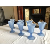 Vintage Eisbecher Gläser - Milchglas Tulpenförmige Sockelgläser Set Von 7 Gläsern von MaaKalBoutiqueCanada