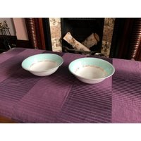 Vintage Schüsseln - Porzellanschalen Snowhite Johnson Bros Servierschalen Teal /Mint Und Weiß Mid- Set Von 2 Blau-Weißen Schalen von MaaKalBoutiqueCanada