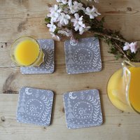 Set Von 4 Untersetzer Mit Connor Wolf in Grau, Scandi Geschirr, Melamin von MabelFox
