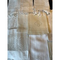 Creme Weißes Monogramm Gästetuch Oder Fingerspitzentuch von MabelsTables