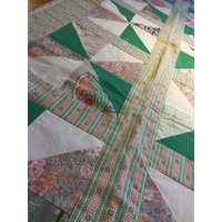 Gesteppter Tischläufer Oder Schminkschal in Rosa Und Grün Vintage 60x48 von MabelsTables