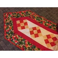 Urlaub Gesteppter Tischläufer Rot Und Grün Vintage 70 X 22 Urlaub Gesteppter Tischläufer Rot Und Grün Vintage 70 X 22 von MabelsTables