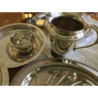 Verschiedene Silberplatte Wasserkrug Brottablett Serviertablett Fleischtablett Relish Dish Wm Rogers Verschiedene Silberplatte Wasserkrug Brottablett Serviertablett Fleischtablett Relish Dish Wm Rogers von MabelsTables