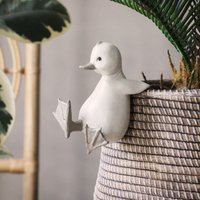 Weißer Ententopfhänger von MacBainInteriors