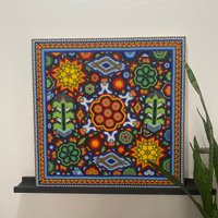 Dekorative Malerei Kunst Huichol - Kunsthandwerk Handarbeit Chaquer Bild von MacarenaCollection