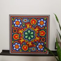 Dekorative Malerei Kunst Huichol - Kunsthandwerk Handarbeit Chaquer Bild von MacarenaCollection