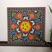 Dekorative Malerei Kunst Huichol - Kunsthandwerk Handarbeit Chaquer Bild von MacarenaCollection