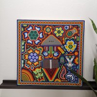 Dekorative Malerei Kunst Huichol - Kunsthandwerk Handarbeit Chaquer Bild von MacarenaCollection