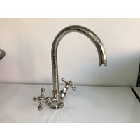 Chrom-Küchenspüle-Wasserhahn, Silber-Finish, Handgefertigter Chrom-Wasserhahn, Doppelgriff, Mittelset, Heiß - Und Kaltwasserhahn Chrom-Küchenspüle-Wasserhahn, Silber-Finish, Handgefertigter Chrom-Wasserhahn, Doppelgriff, Mittelset, Heiß - Und Kaltwasserhahn von Macopperofficial