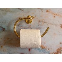 Handgefertigter Toilettenpapierhalter Aus Messing, Unlackierter Handgravierter Wandmontierter Toilettenpapierhaken, Badezimmerpapierhalter von Macopperofficial