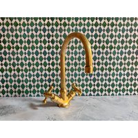 Messing-Badezimmerhahn, Schwanenhals-Badezimmerwaschtisch, Massiver Messinghahn, Unlackiertes Messing Mit Einfachen Kreuzgriffen Und Luftsprudler von Macopperofficial
