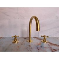 Messing Waschbecken Wasserhahn 3-Loch Mischbatterie Mit Zwei Griffen Heißes Und Kaltes Wasser Schwanenhals Badezimmer Messing Waschbecken Wasserhahn 3-Loch Mischbatterie Mit Zwei Griffen Heißes Und Kaltes Wasser Schwanenhals Badezimmer von Macopperofficial