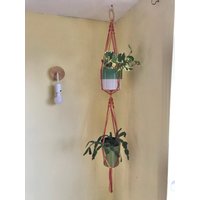 Bunter Blumenampel, Großer Blumentopf, Mehrfacher Pflanzenaufhänger, Doppelter Makramee-Pflanzenaufhänger, Rosa Wohndekor-Accessoires von MacraMadeWithLoveUK