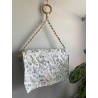 Handgefertigte Baumwolle Küchenpapier Handtuchhalter Mit Holzrolle von MacraMadeWithLoveUK