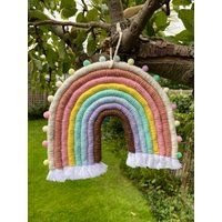 Pom Makramee Xl Regenbogen, Regenbogen Dekor, Boho Baby Kinderzimmer Geschenk, Mobile, Shower Geschenk von MacraMadeWithLoveUK