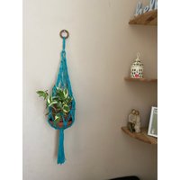 Türkisfarbener Korb Aufhänger, Boho Wohnzimmer Wanddekor, Umweltfreundlich, Geschenkidee Für Pflanzenliebhaber, Makramee Pflanzenaufhänger von MacraMadeWithLoveUK