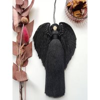 Gothic Makramee Göttin Der Dunkelheit Ornament Witchy Home Decor von MacrameAndSkulls