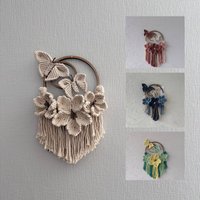 Elfenbeinfarbener Makramee-Wandbehang, Schmetterling Und Blumen Makramee-Wanddekoration, Schmetterlingsdekor, Makramee-Blume, Boho-Wanddekoration von MacrameshkaUA