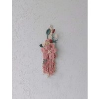 Rosa Makramee-Blumen-Wandbehang, Handgefertigte Möbel Und Dekor, Heimdekoration Geschenke, Boho-Wand-Cottagecore-Dekor von MacrameshkaUA