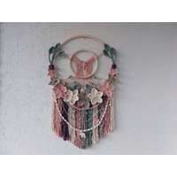 Rosa Makramee Wandbehang Mit Schmetterling Salbei Grün Weiß Blumenkranz Cottagecore Boho Wanddeko Altrosa Buntes Tafelblumen Wandbild von MacrameshkaUA