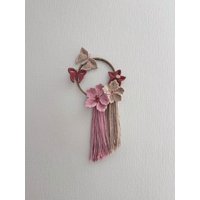 Rosa Schmetterling Und Blumen Makramee Wandbehang Boho Cottagecore Wanddekor Zierliche Niedliche Kranzdekoration Für Kinderzimmer Baby Mädchen Dekor von MacrameshkaUA