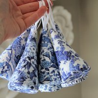 Chinoiserie Baumschmuck - Blau Und Weiß Dekor Zapfenbaum Tannenbaumschmuck von MadAboutPlaid