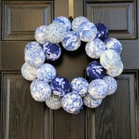 Chinoiserie Chic Kranz, Wandbehang, Lappenball Blau Und Weiß, Ganzjahreskranz von MadAboutPlaid