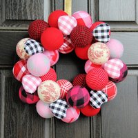 Valentinstagskranz, Wandbehang, Rag Ball Kranz, Herzkranz, Ganzjahreskranz von MadAboutPlaid