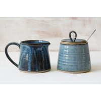 Blaue Steinzeug Zuckerdose Mit Deckel Und Milchkännchen Set von MadAboutPottery