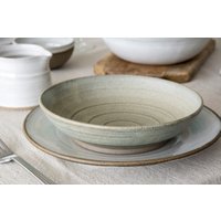 Geschirr-Set, Keramik-Gedeck, Weißer Speiseteller & Grüne Salbei-Nudelschüssel von MadAboutPottery