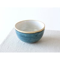 Keramik Suppenschüssel, Steingut Weiß Und Blau Servierschüssel von MadAboutPottery
