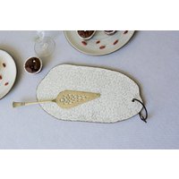 Weißes Käsebrett Aus Keramik, Rustikale Weiße Keramik-Charcuterie-Platte von MadAboutPottery