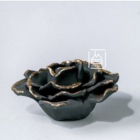 Handgefertigte Keramik Rose Figur Blumen Tischdeko Dekoration Dekor Gemaserte Mattschwarze Glasur Mit Gold von MadWoodHouse