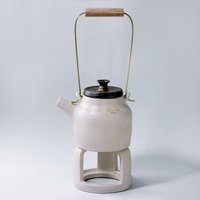 Handgemachtes Set Keramik-Teekanne Mit Messing-Eichengriff Für Offenes Feuer Dreibein-Teezeremonie Wohndekor Strukturierte Weiß-Dunkelbraune Glasur von MadWoodHouse