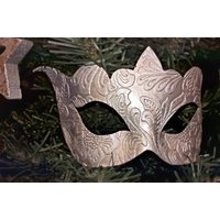 Masken Maske, 5Er Set, Weihnachtsbaumschmuck, Silberne Weihnachtsdekoration. Einzigartiges, Silber Geprägtes Maskendesign Aus Leder Masken Maske, 5Er Set, Weihnachtsbaumschmuck, Silberne Weihnachtsdekoration. Einzigartiges, Silber Geprägtes Maskendesign Aus Leder von MadameMagpieByBea