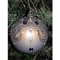 Weihnachten, Tannenbaumschmuck. Unikat, Graue Perle, Baumschmuck. Mendhi Muster, Hand Verzierte Ungewöhnliche Kugel Weihnachten, Tannenbaumschmuck. Unikat, Graue Perle, Baumschmuck. Mendhi Muster, Hand Verzierte Ungewöhnliche Kugel von MadameMagpieByBea