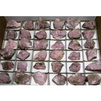 Flach /30x22x5 cm/ Von 36 Stück Ausgesuchte Rohe Rhodonite, Madan, Bulgarien, Rohmineral, Rosa Stein, Heilkristall, Energiekristall von Madanminerals