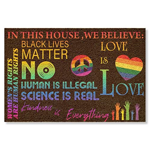 Madcolitote Rainbow Pride LGBTQ Fußmatte in diesem Haus We Believe Welcome Fußmatten, rustikale Fußmatte, lustige Fußmatte für Zuhause, Küche, Badezimmer, Einweihungsgeschenk, 40,6 x 61 cm von Madcolitote