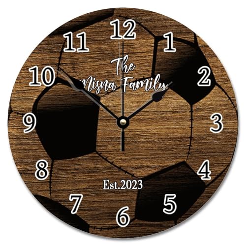 Madcolitote Wanduhr mit Fußball-Familie, Holz, lustig, 30,5 cm, batteriebetrieben, antiker Sommer, Stranddekoration, Wohnzimmer, Schlafzimmer, Küche, Weihnachten, Geburtstagsgeschenk Madcolitote Wanduhr mit Fußball-Familie, Holz, lustig, 30,5 cm, batteriebetrieben, antiker Sommer, Stranddekoration, Wohnzimmer, Schlafzimmer, Küche, Weihnachten, Geburtstagsgeschenk von Madcolitote